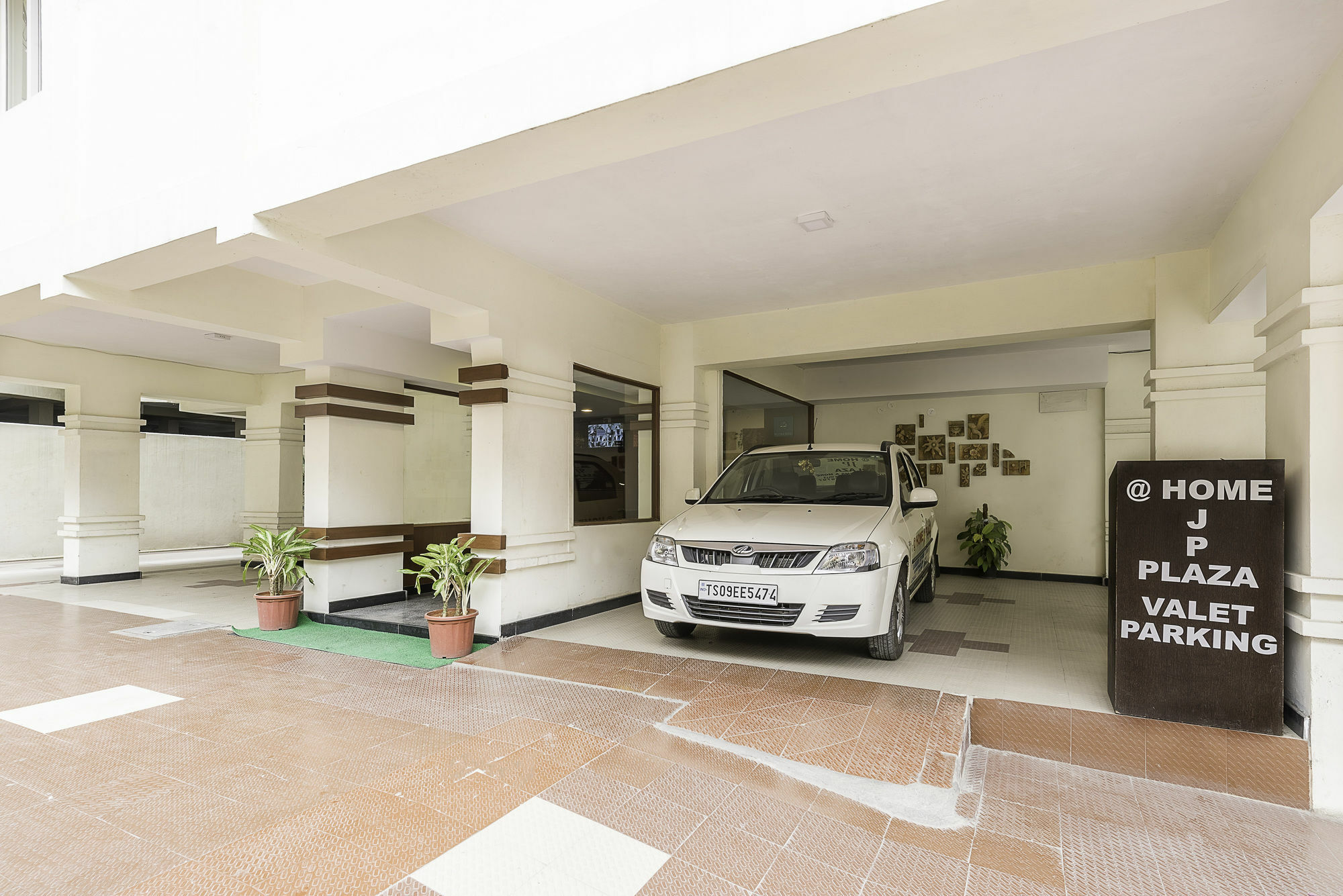 Treebo Trend Hotel Jp Plaza Nampally Hyderabad Ngoại thất bức ảnh